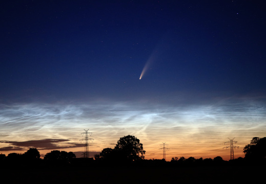 Komet C-2020 F3 NEOWISE über leuchtenden Nachtwolken