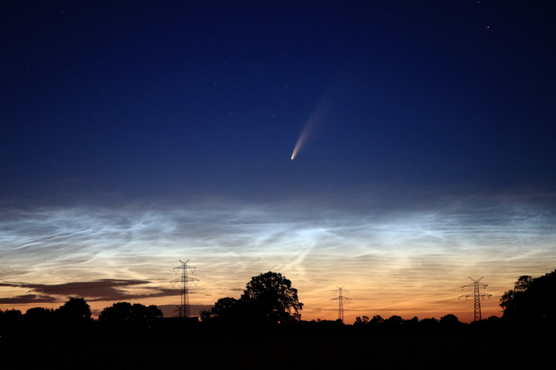 Komet C-2020 F3 NEOWISE über leuchtenden Nachtwolken.jpg